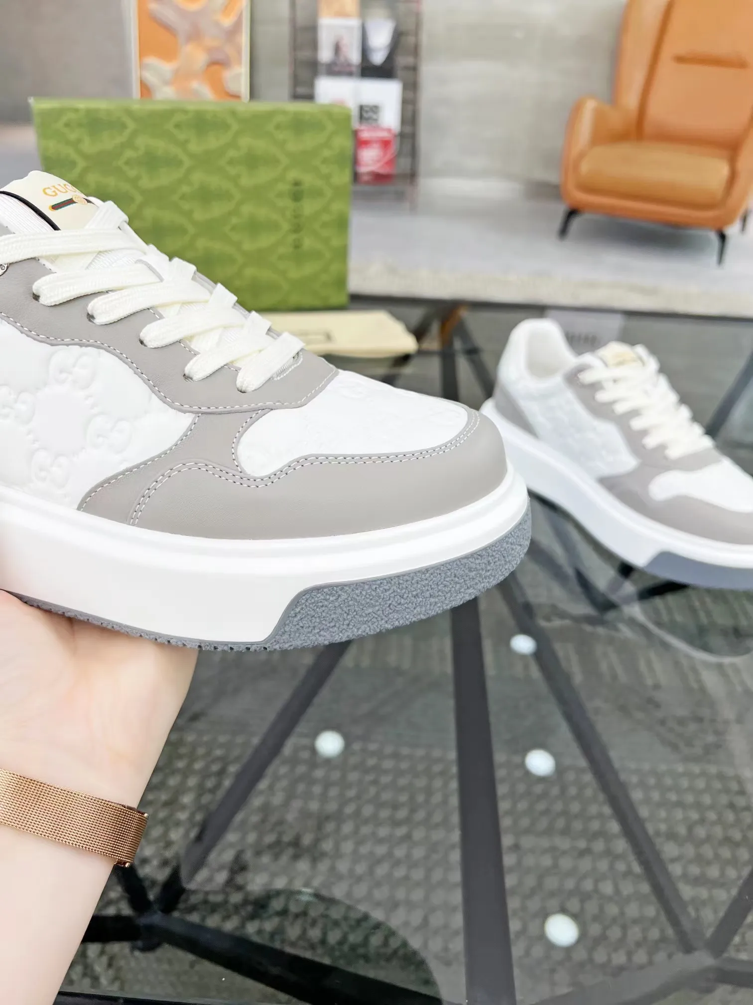 P440 new men's shoes GUCCI [Lightning] latest shoes are shipped. Original quality, fashionable, made of special materials, sheepskin lining, brand new packaging. The foot feels super comfortable and the workmanship is impeccable. Size: Male 38-45.
